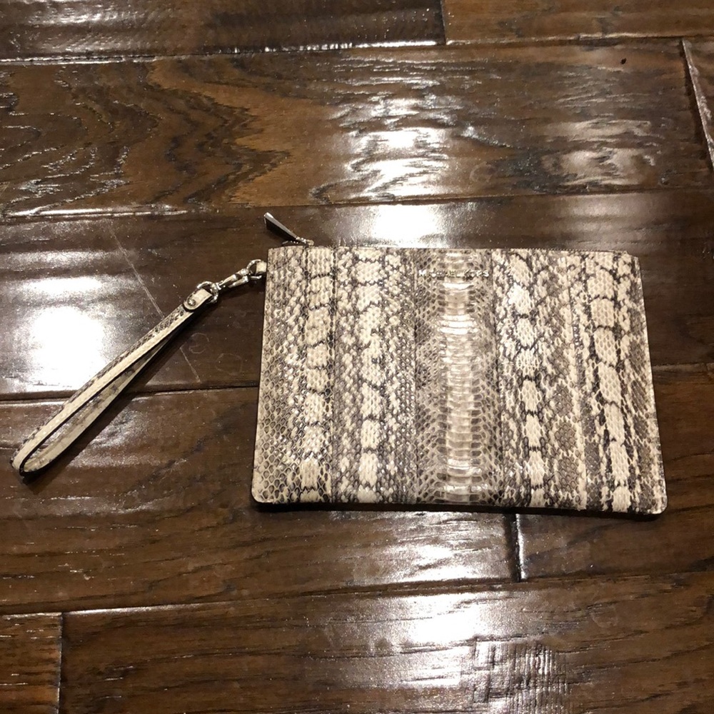 Brand new Michael Kors wristlet SALE TODAY ONLY